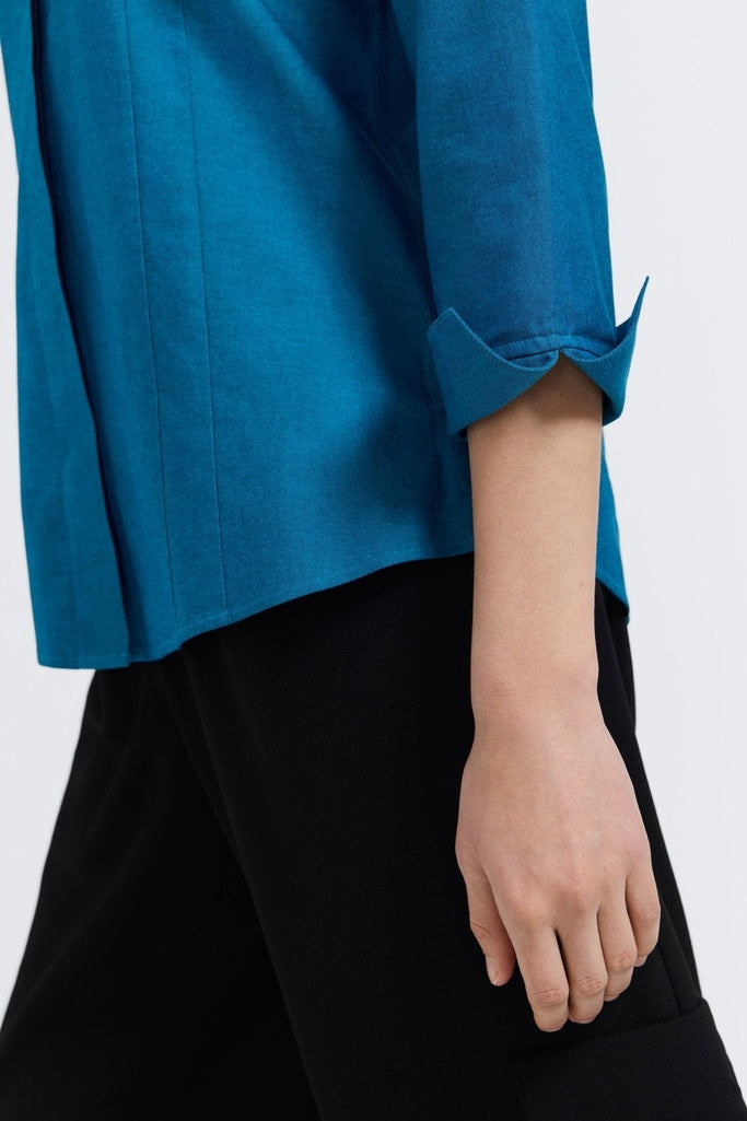 Close-up of the 3/4 sleeve on the Taylor pinpoint shirt in #color_teal