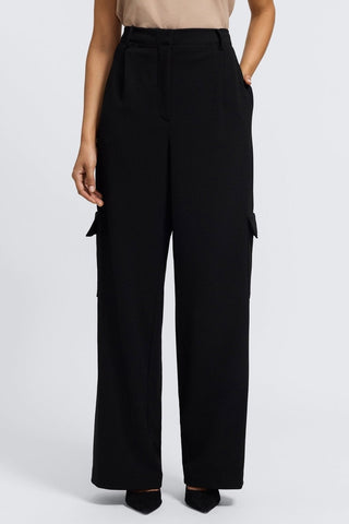 Front view of the knit crepe fabric cargo pants #color_black