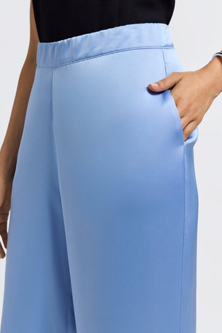 Angled side view of the elastic waistband with models hand in functioning pocket #color_bel air blue