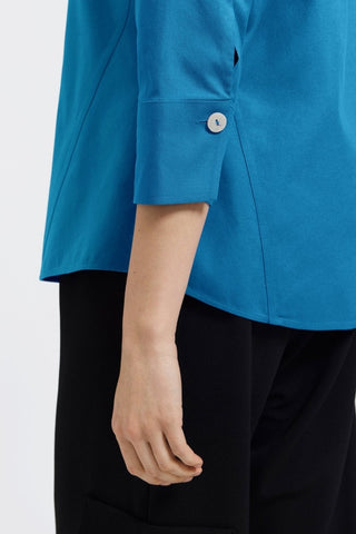 Close-up of the 3/4 sleeve on the Paityn shirt in #color_teal