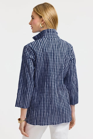 Angled back view of model wearing teh 3/4 sleeve shirt jacket with the collar popped #color_Navy/White