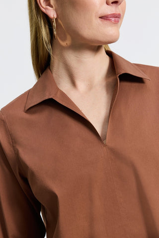 Wing collar and v-neckline of the Agnes long sleeve shirt #color_macchiato