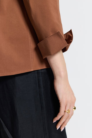 Close-up of the sleeves and flip back cuffs of the Agnes popover shirt #color_macchiato