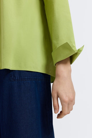 Close-up of the sleeves and flip back cuffs of the Agnes popover shirt #color_celery