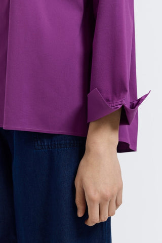 Close-up of the sleeves and flip back cuffs of the Agnes popover shirt #color_fig