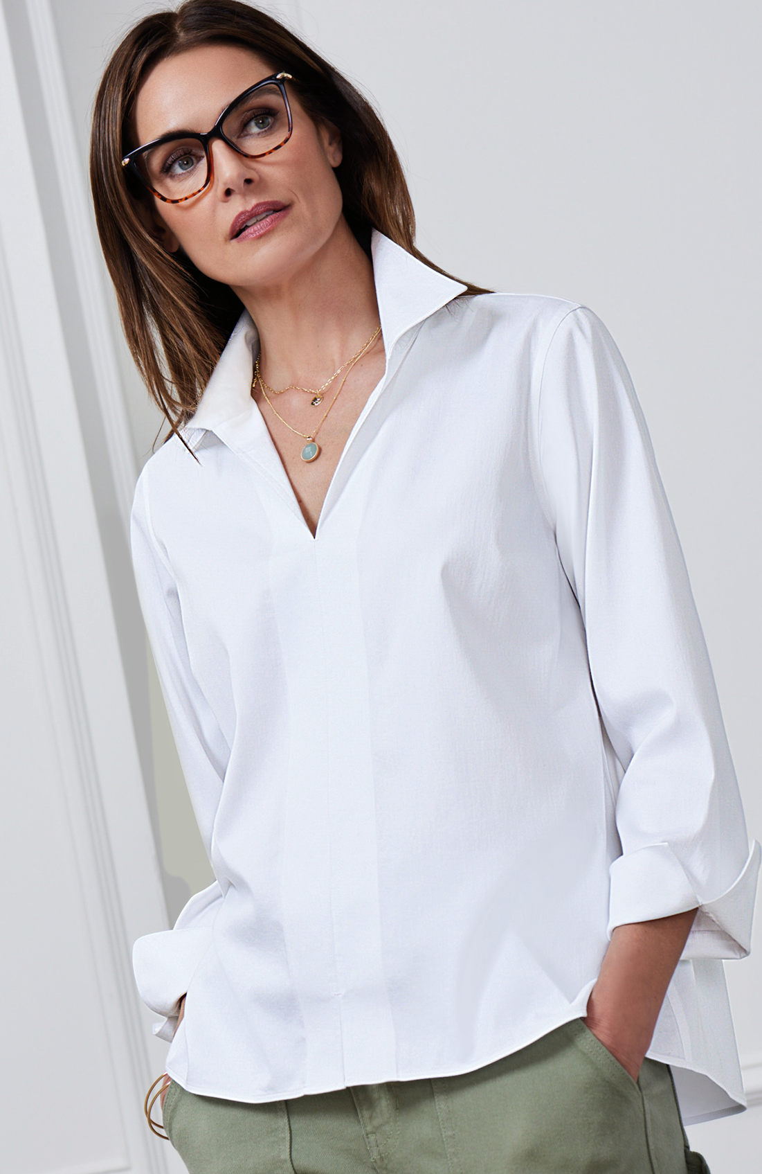 Agnes stretch shirt in white, shown on a model for a tailored yet flexible fit.
