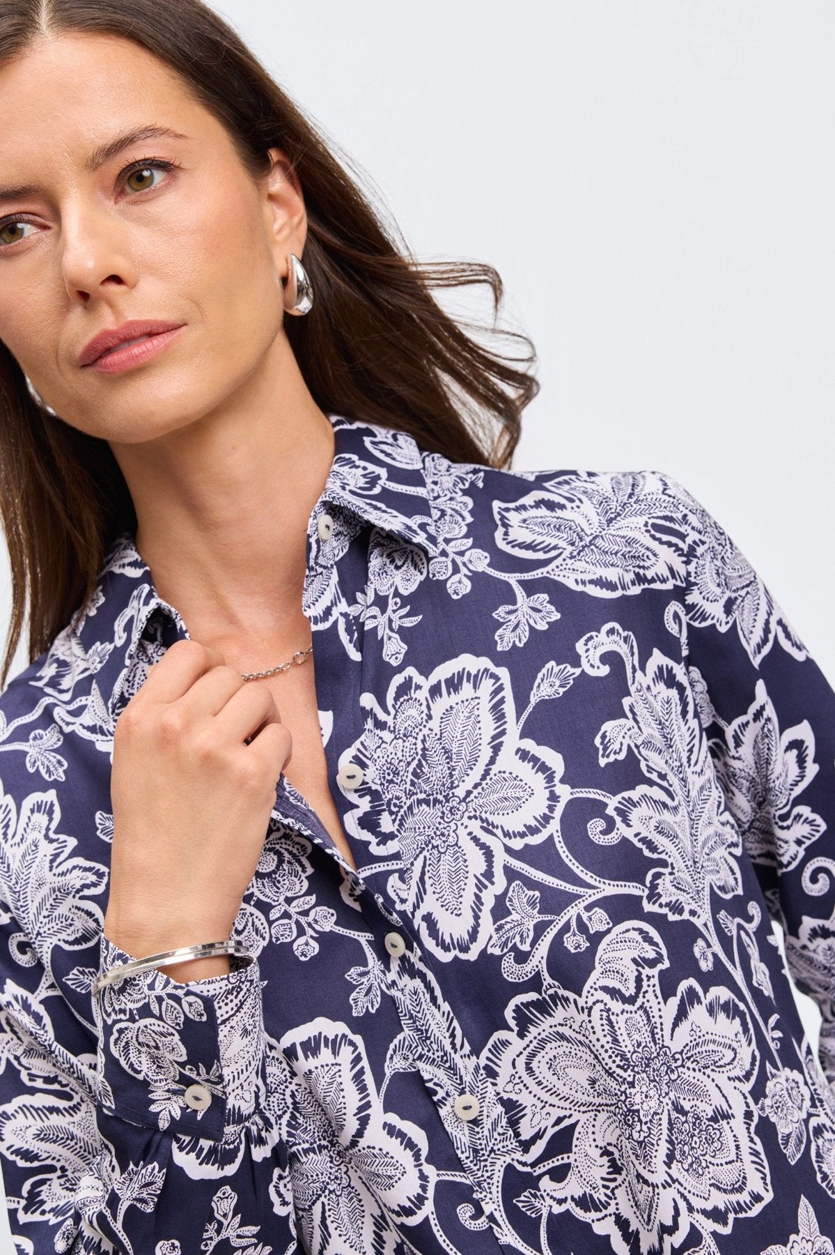 #color_navy/white woodblock floral