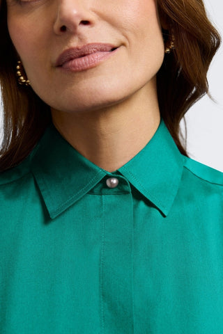 Close up of oversized pearl buttoned closed collar of the Pearl Stretch Matte Sateen Long Sleeve Shirt #color_emerald