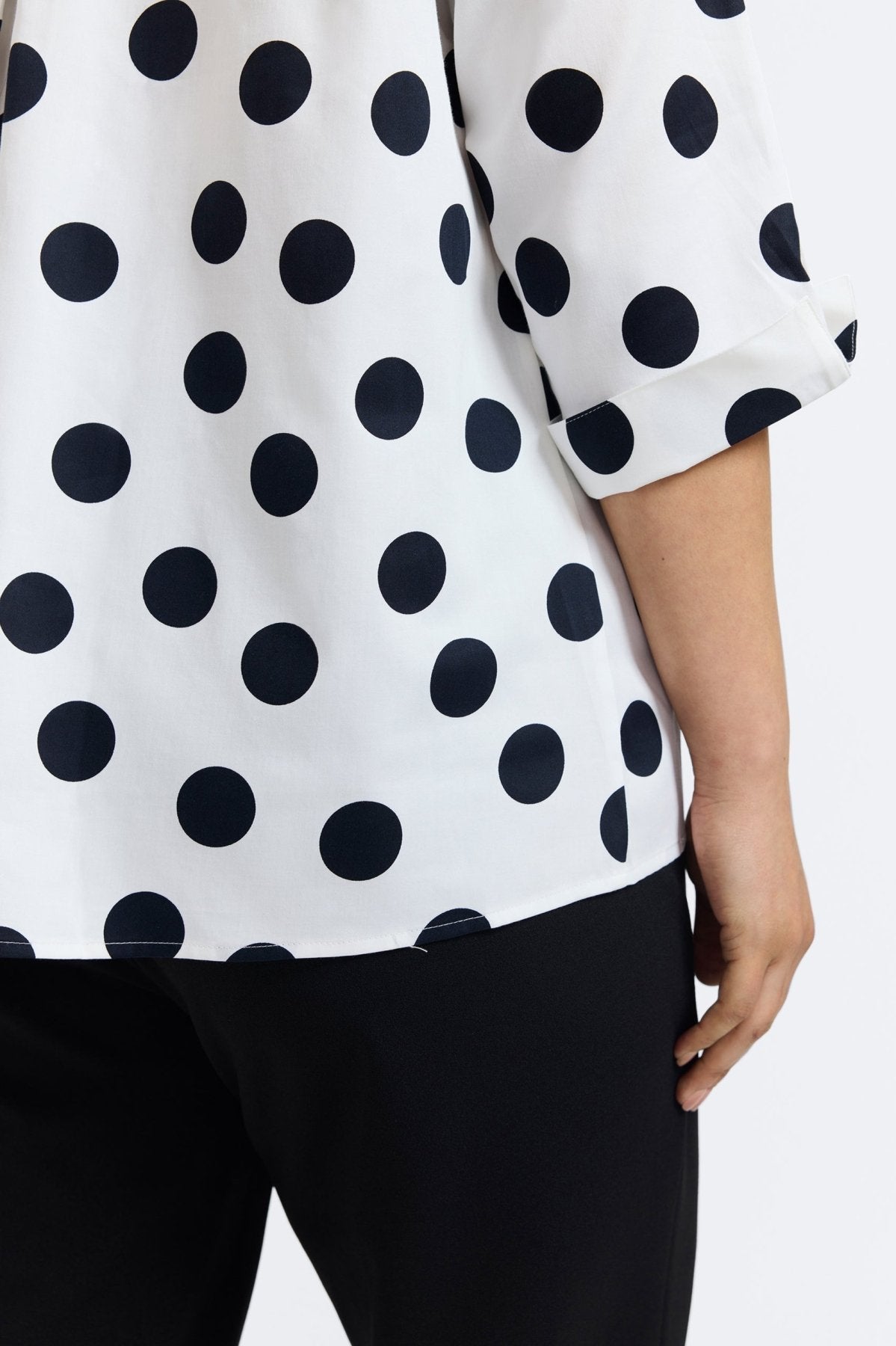 #color_white and black dot