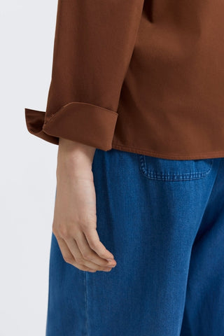 Close up view of the slit cuffs on the Tammy No Iron Stretch Long Sleeve Popover Shirt #color_macchiato