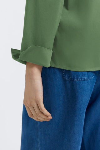 Close up view of the slit cuffs on the Tammy No Iron Stretch Long Sleeve Popover Shirt #color_basil
