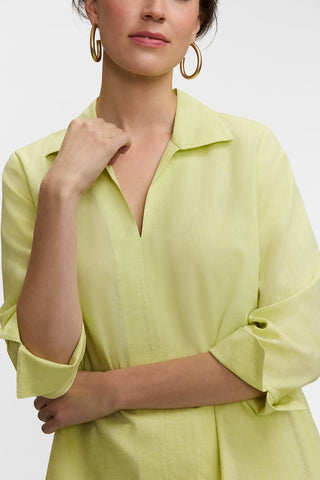 Close of view of the linen shirt and v neckline #color_limoncello