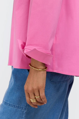 Close-up of the sleeves and flip back cuffs of the Agnes popover shirt #color_guava pink