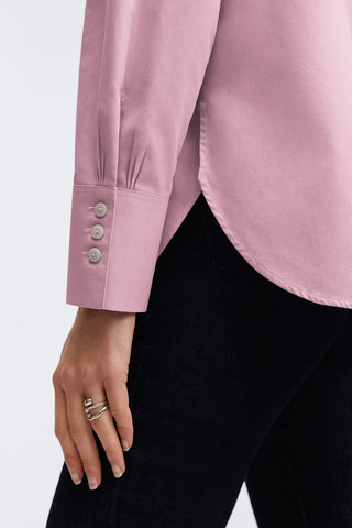 Long sleeve and button cuff of the Kris tunic #color_chambray pink