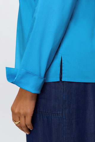 Close up view of the slit cuffs of the Tammy No Iron Stretch Long Sleeve Popover Shirt #color_malibu blue