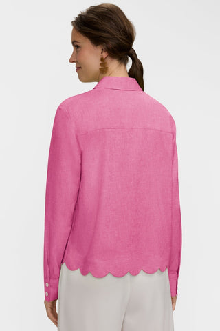 Back view of model wearing the Scarlett Solid Linen Long Sleeve Shirt
showing off the scalloped hem #color_cosmo pink