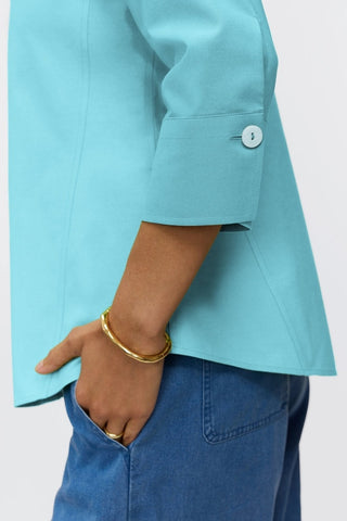 Close-up of the 3/4 sleeve on the Paityn shirt in #color_capri