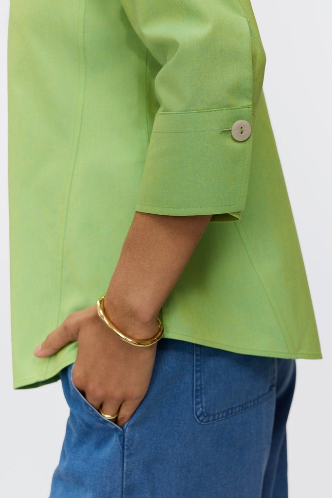 Close-up of the 3/4 sleeve on the Paityn shirt in #color_mojito