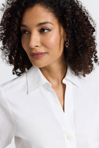 Front view of the Y-neckline and slightly oversized buttons of the Paityn 3/4 sleeve shirt in #color_white