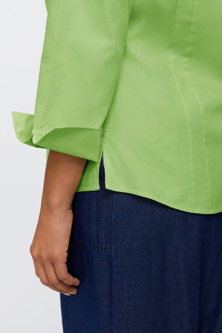 Close-up of the 3/4 sleeve & side slit on the Taylor pinpoint shirt in #color_mojito