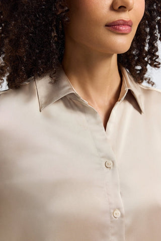 Collar of the Bianca long sleeve shirt #color_champagne