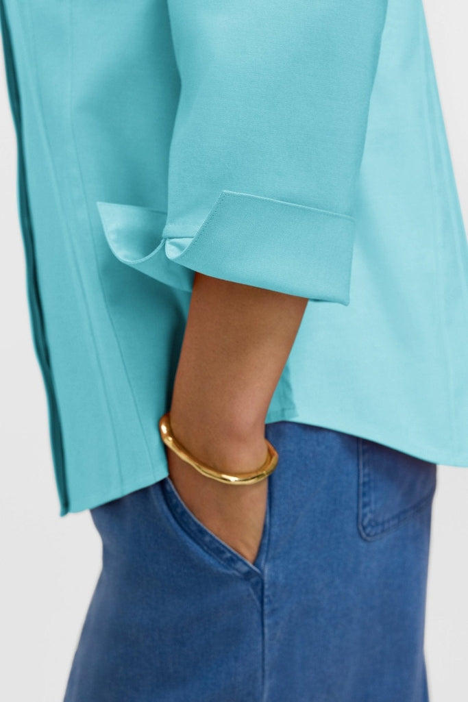 Close-up of the 3/4 sleeve on the Taylor pinpoint shirt in #color_capri