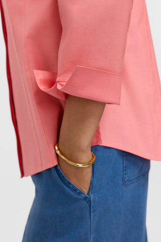 Close-up of the 3/4 sleeve on the Taylor pinpoint shirt in #color_coral reef