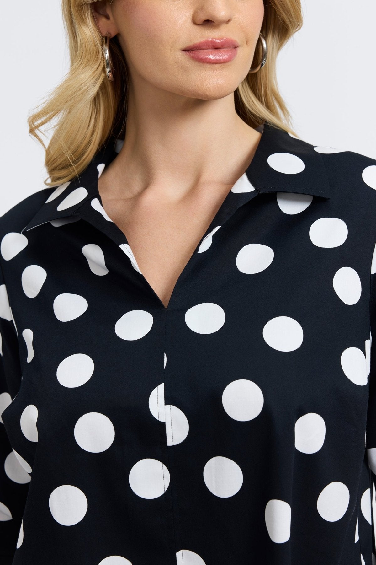 #color_black and white dot