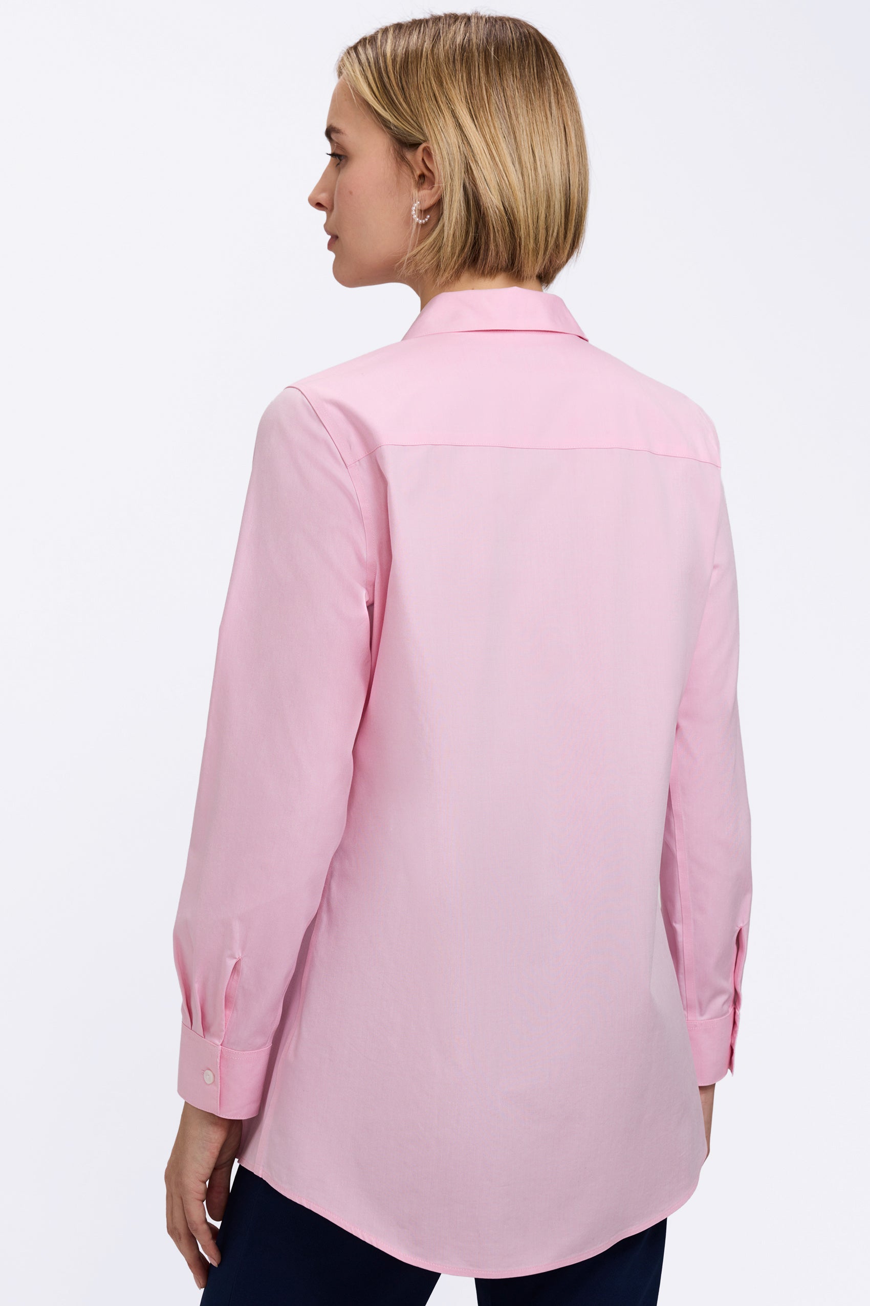 Back view of a woman wearing the Cici No Iron Pinpoint Long Sleeve Tunic #color_chambray pink