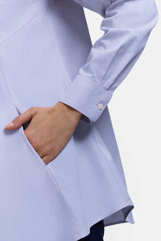 Zoomed in view of the angle seamed pocket and the buttoned cuff on the Cici No Iron Pinpoint Long Sleeve Tunic #color_blue wave