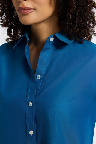 Close up view on the collar of the Meghan No Iron Pinpoint Long Sleeve Shirt being worn by a woman #color_teal