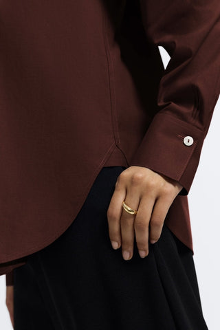 Close up of women with hand on hip showing the cuff of the Meghan No Iron Pinpoint Long Sleeve Shirt #color_chicory coffee